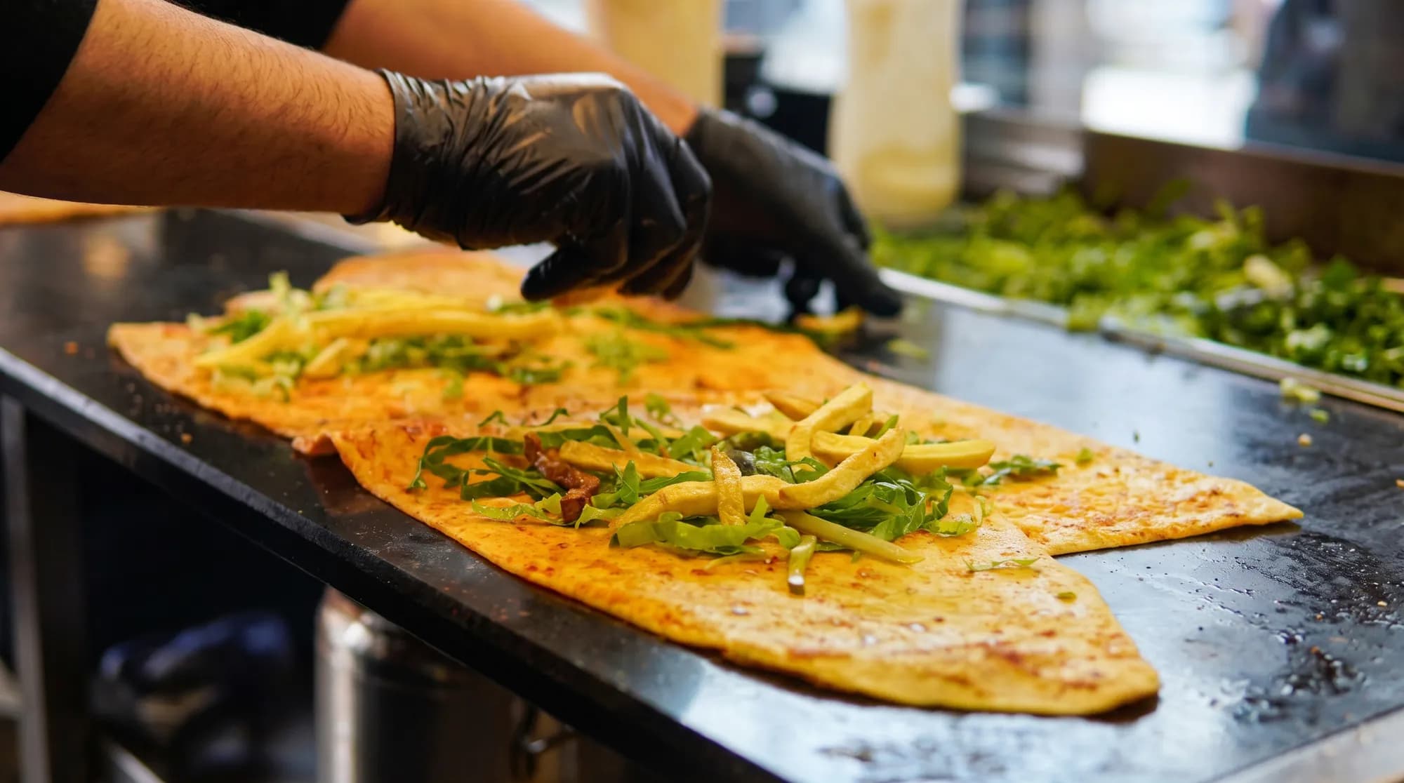 KD Katık Döner mutfağında lavaş tezgâhta açılıp dürüm hazırlanıyor