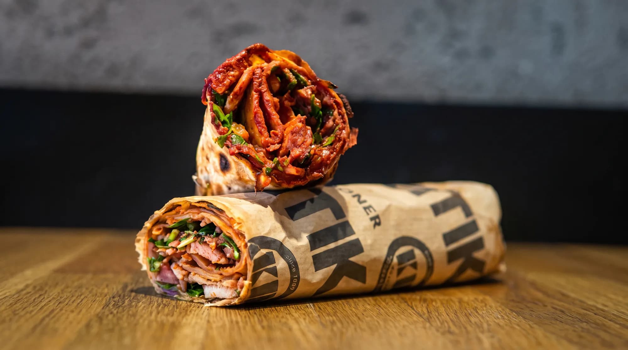 KD Katık Döner baskılı ambalajında kesilmiş Hatay usulü katık dürüm